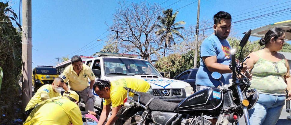 Motociclista y su acompañante terminan el hospital tras accidentarse en Soyapango