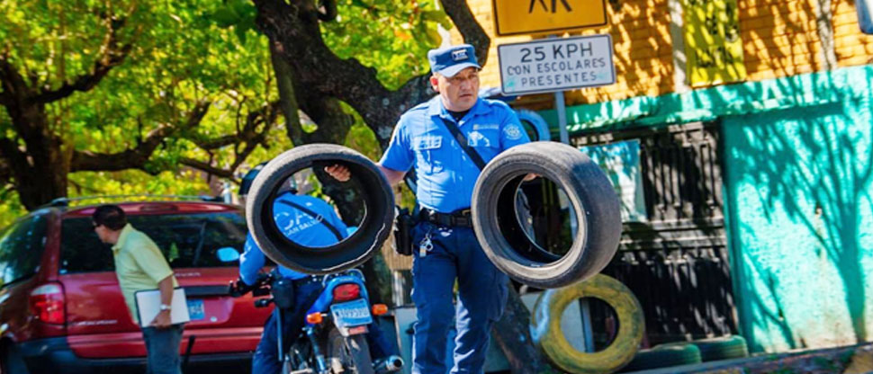 Alcaldía capitalina atiende denuncias y retira obstáculos que eran utilizados para reservar parqueo