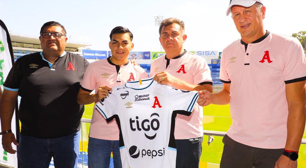 Leonardo Menjívar portará el número 10 en Alianza