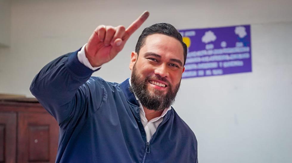 Alcalde de San Salvador, Mario Durán, acude a las urnas y emite su voto