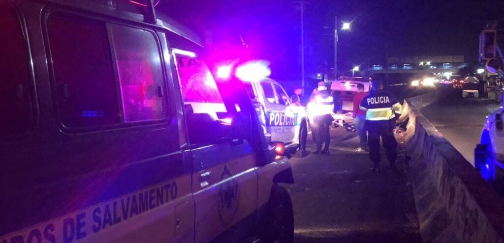 Conductor choca contra un microbús detenido por fallas mecánicas en San Martín