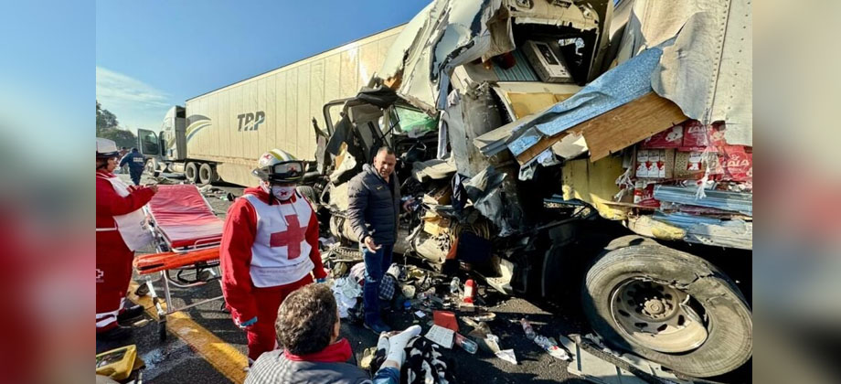 Conductor de tráiler vivo de milagro tras triple choque en carretera de México
