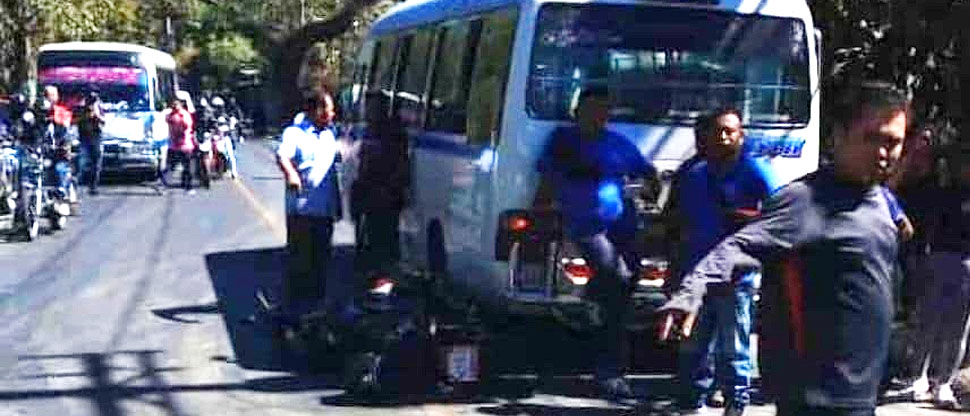 Motociclista queda tendido sobre el pavimento tras chocar contra microbús de la ruta 6