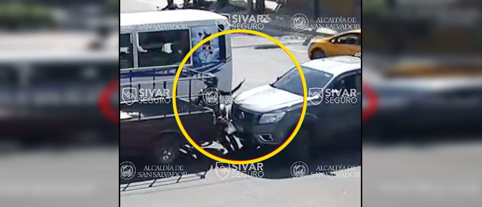 Por avanzar en el tráfico, motociclista queda atorado entre dos vehículos en San Salvador