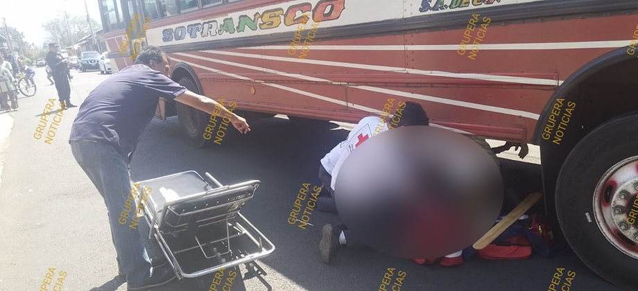 Motociclista se salva de ser aplastado por autobús en Sonsonate