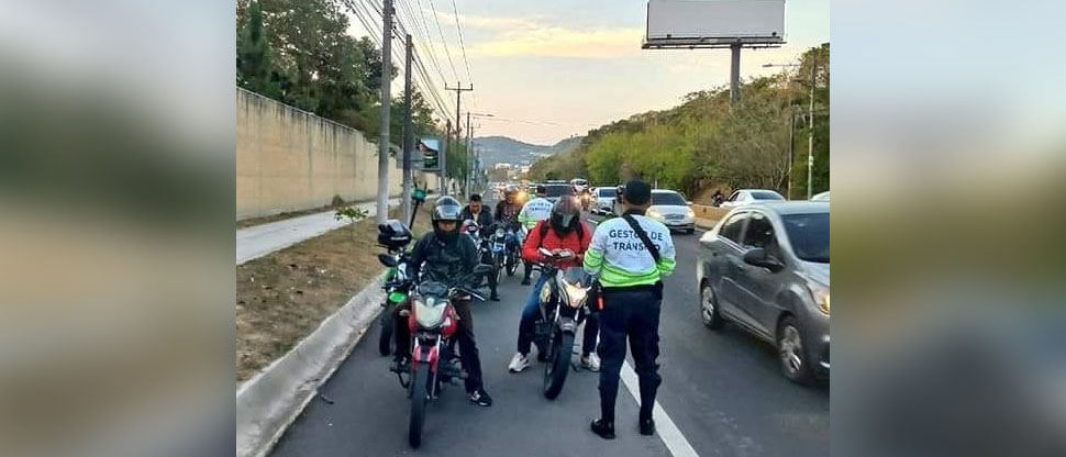 Multan a motociclistas que acostumbran a circular en carril auxiliar para evitar el tráfico