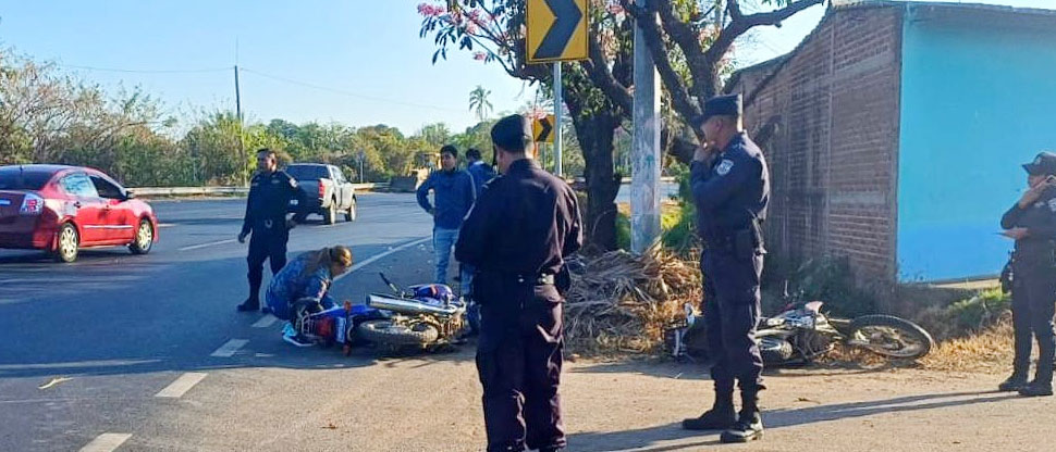 Dos motociclistas terminan en el hospital tras chocar en carretera a Santa Ana