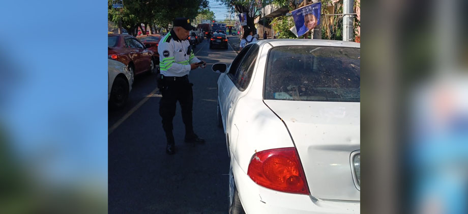 Multan a conductor irresponsable por usar el celular al conducir