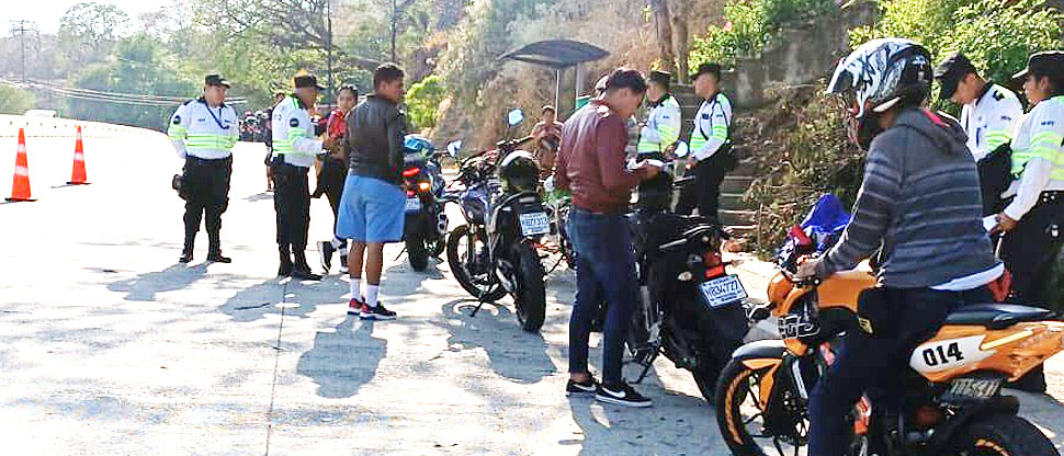Autoridades sorprenden a varios motociclistas que no están autorizados para conducir