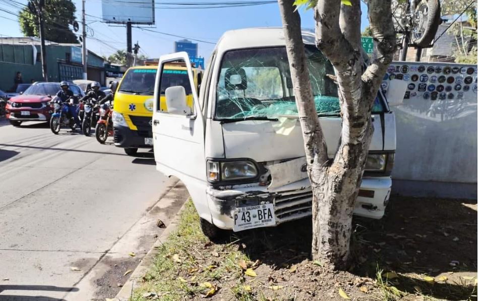 Conductor pierde el control y se estrella con un árbol en bulevar Constitución
