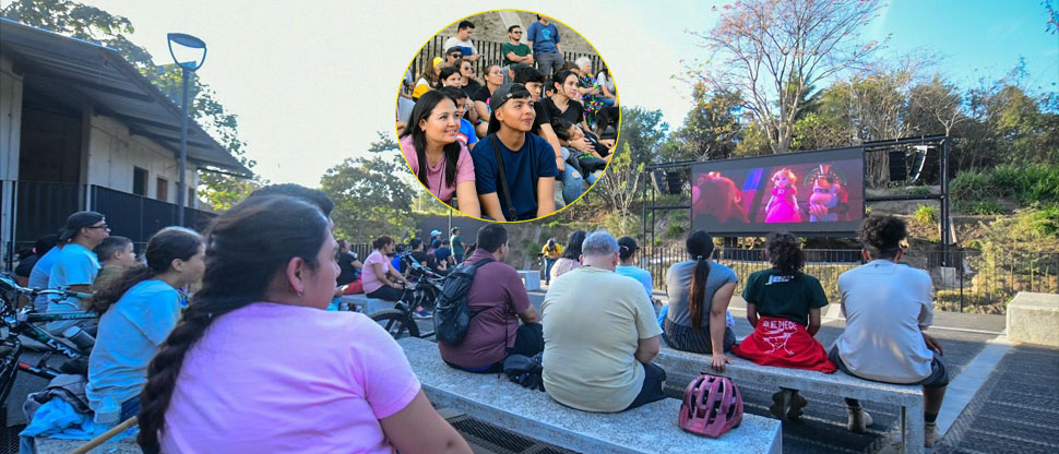 Salvadoreños disfrutan del cine al aire libre en la nueva plaza sobre el bulevar Monseñor Romero
