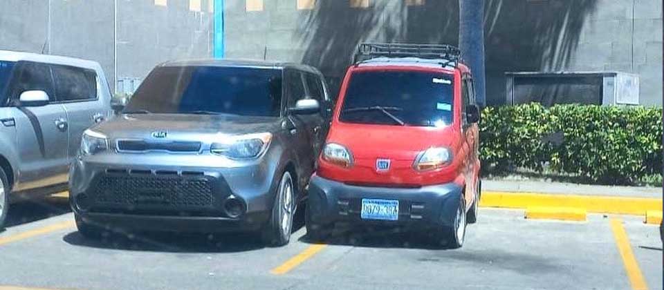 Viralizan en redes sociales parqueado de un conductor en centro comercial