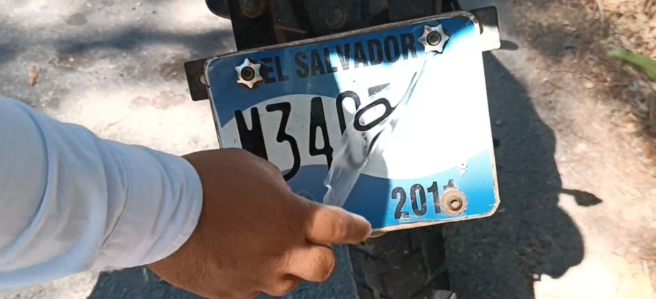 Multan a motociclista por circular con placa falsa