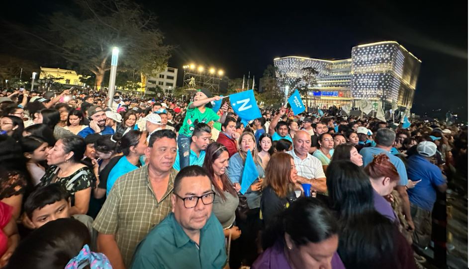 Salvadoreños abarrotan la Plaza Cívica para celebrar el triunfo de Nuevas Ideas