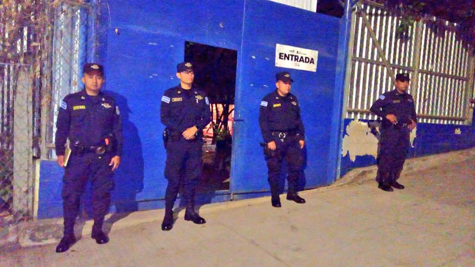Policías garantizan el orden y la seguridad en los centros de votación