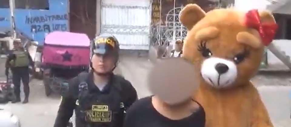Policía se disfrazó de «osito» para capturar a delincuente en Perú