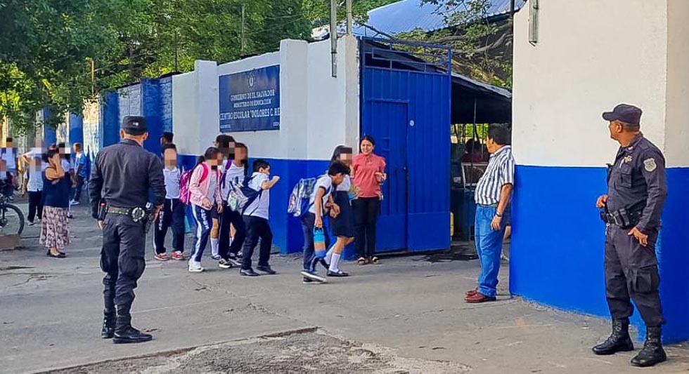 Policías brindan seguridad a maestros y estudiantes de todo el país