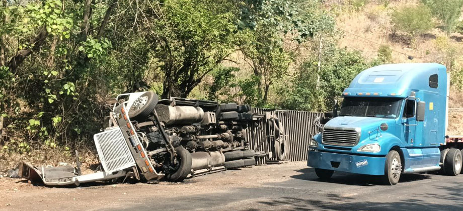 Reportan rastra volcada en Carretera Panamericana
