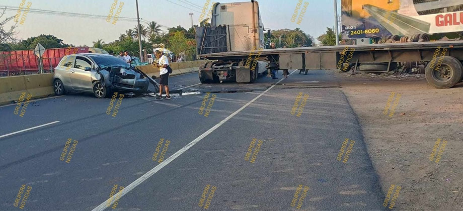 Fuerte choque en carretera a Acajutla ocasiona fuerte carga vehicular