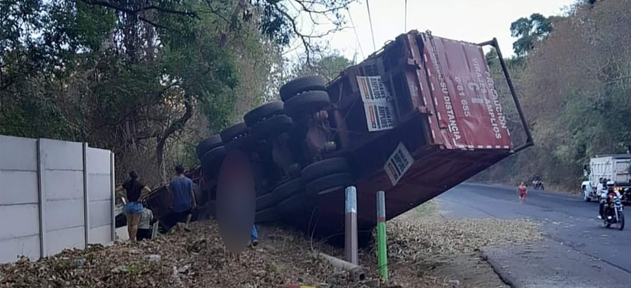 Conductor de rastra pierde el control y termina al borde de barranco en la Litoral