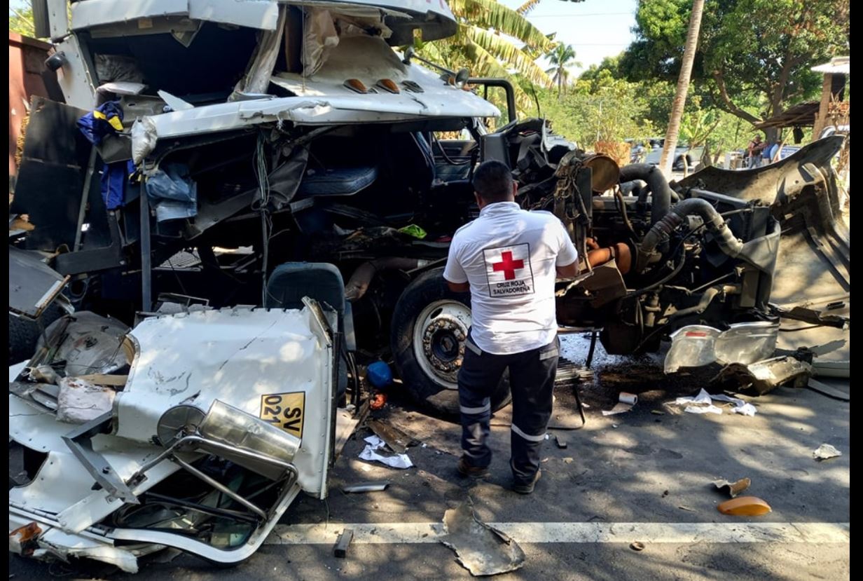 Reportan brutal accidente en carretera a Sonsonate