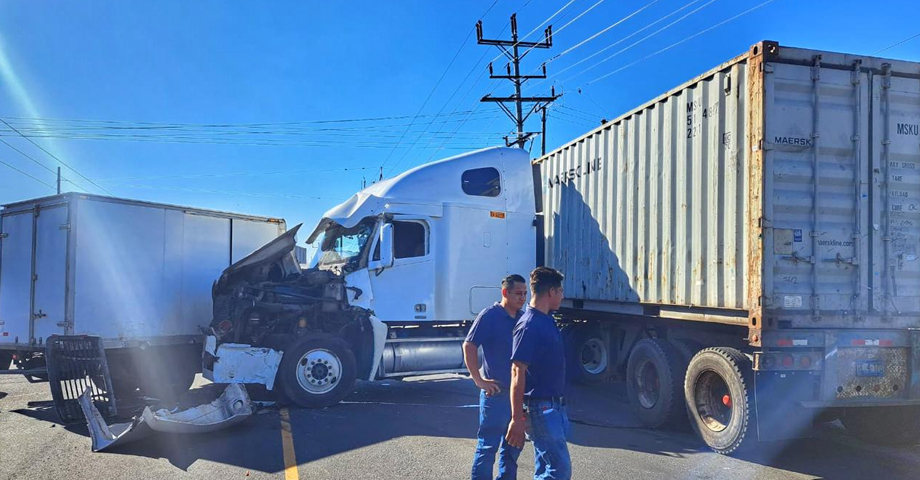 Conductor de tráiler hace maniobra peligrosa y choca con un camión