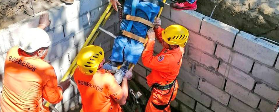 Rescatan a trabajador que se accidentó y quedó atrapado en una fosa en construcción