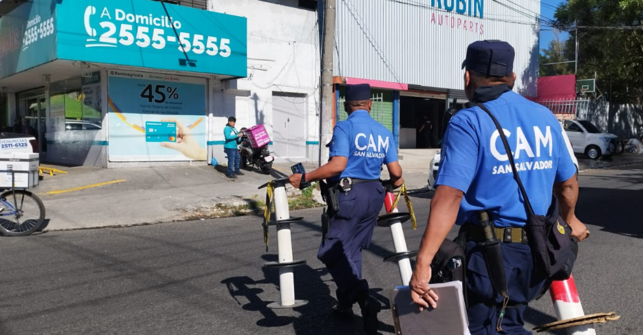 Ejecutan operativo para liberar de obstáculos en las calles de la capital