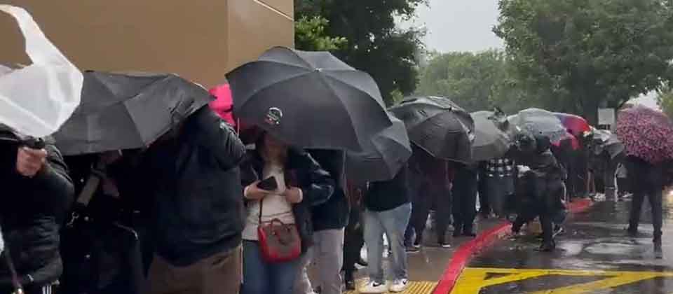 Salvadoreños en Los Ángeles salieron a votar con todo y lluvia