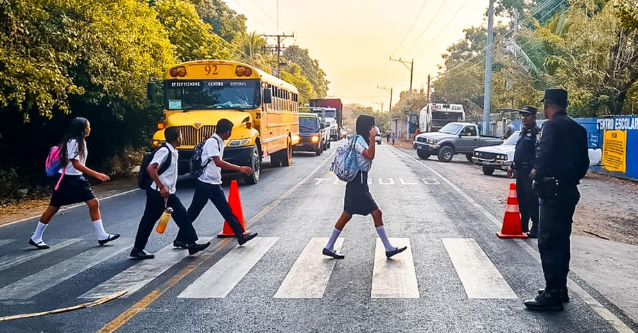 Desde tempranas horas, agentes brindan seguridad a estudiantes de todo el país