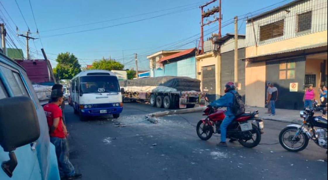 Rastra derriba postes del tendido eléctrico esta mañana en San Salvador