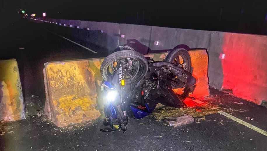 Conductor pierde la vida tras estrellarse con el separador de la calle en San Miguel