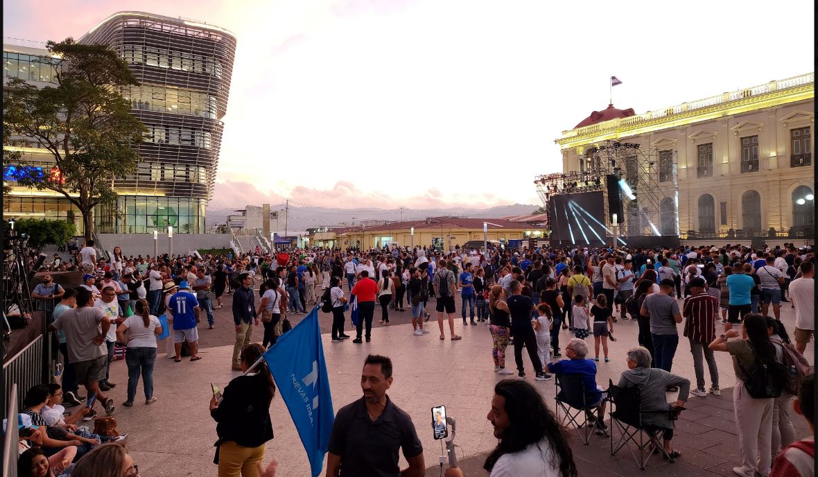 Salvadoreños comienzan a llenar el Centro Histórico para celebrar el triunfo en esta votación