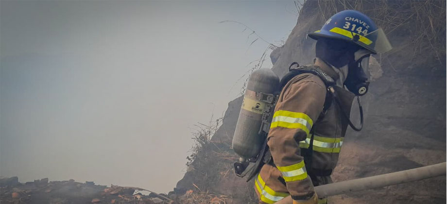 Bomberos sofocan incendio que amenazaba con propagarse en Soyapango