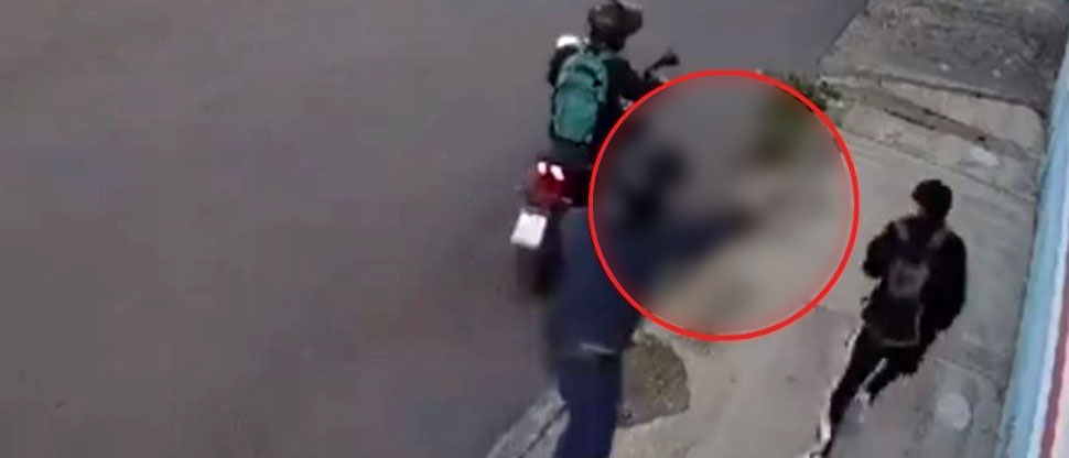 Por robarle el celular, sujetos le disparan a joven en plena calle de Ecuador