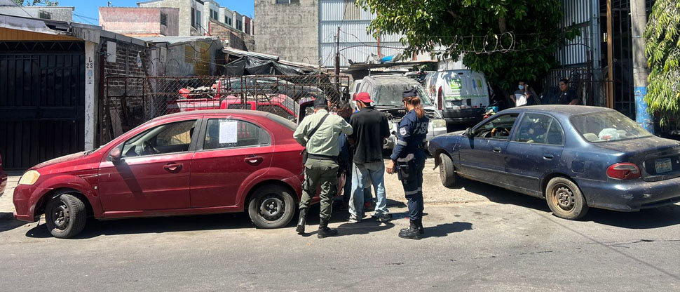 Notifican a dueños de talleres retirar vehículos que estacionan en la vía pública