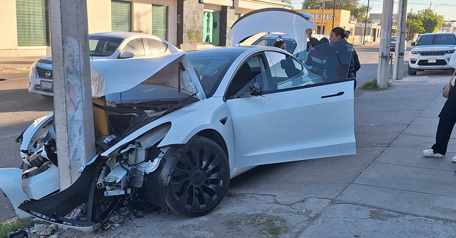 Lujoso Tesla queda inservible tras chocar contra un poste
