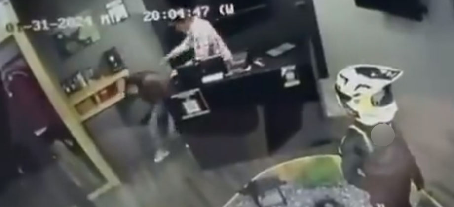 Gerente de tienda es grabado propinando golpiza a empleada en México