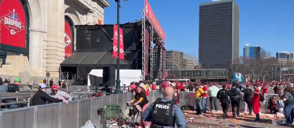 Reportan tiroteo durante el desfile de los Chiefs que ganaron el Super Bowl