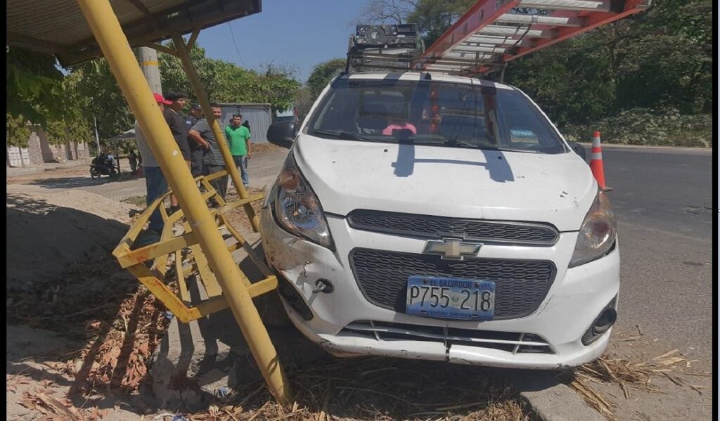 Conductor se sale de la carretera Troncal del Norte y arrolla a señora que esperaba el bus