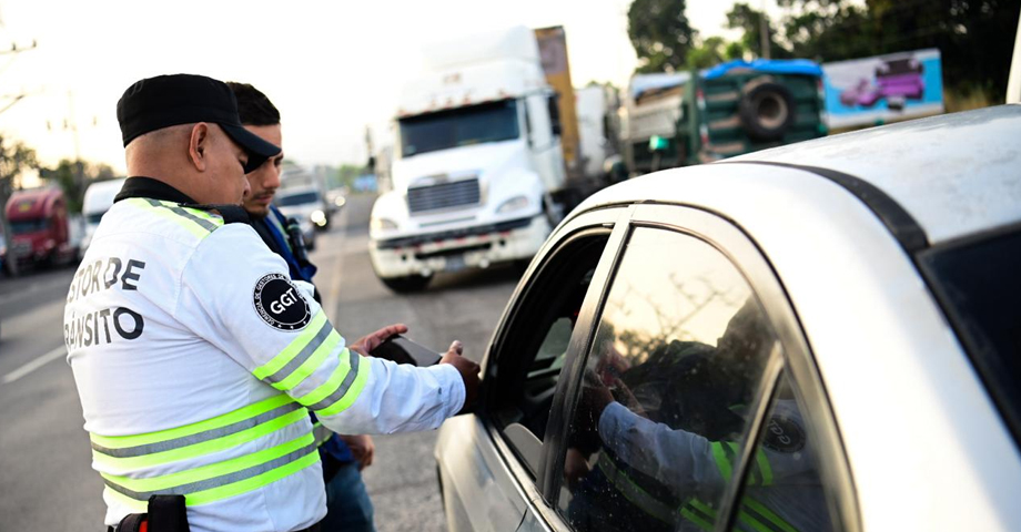 En menos de 5 minutos, conductor cometió más de tres faltas al reglamento de tránsito