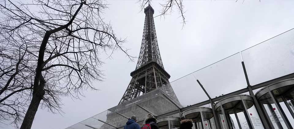 Empleados de la Torre Eiffel se mantienen en huelga