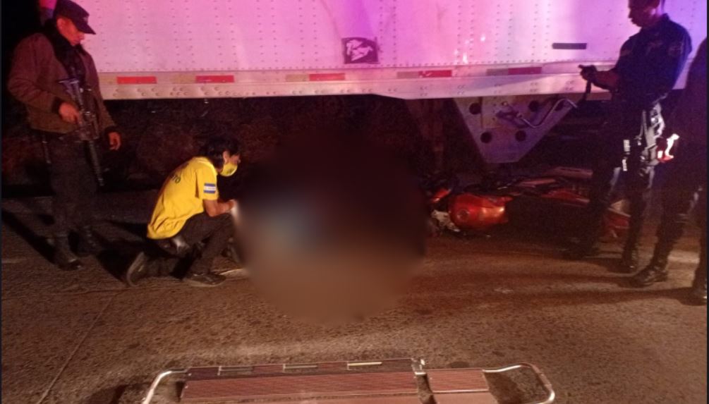 Motociclista se accidenta y termina entre las llantas de un furgón