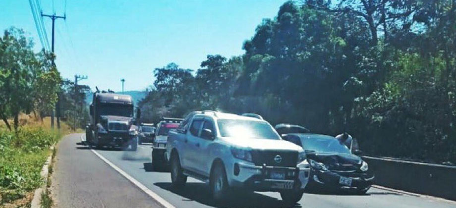 Reportan persona lesionada en triple choque en Santa Ana