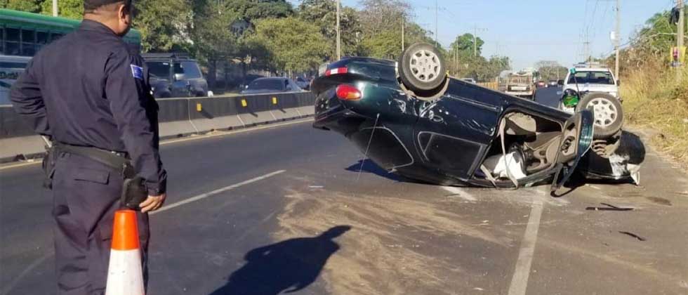 Conductor resulta gravemente lesionado tras volcar su vehículo