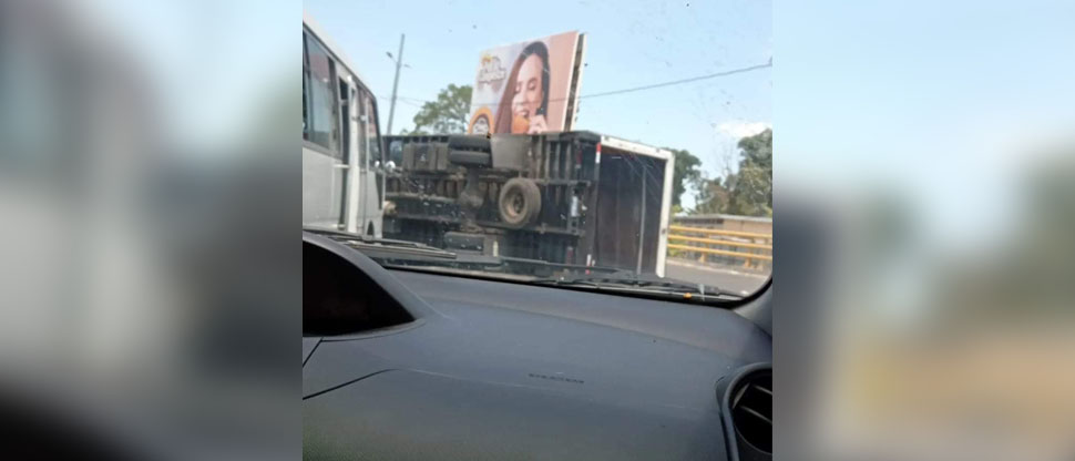 Reportan camión volcado en carretera que de San Martín conduce hacia Suchitoto