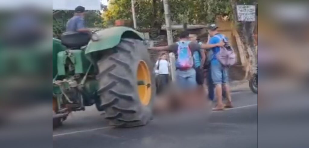 Conductor choca contra un tractor y pierde la vida en Usulután