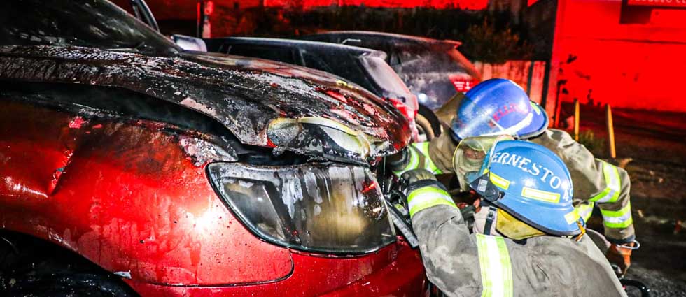 Bomberos evitan que vehículo sea consumido por las llamas en San Salvador