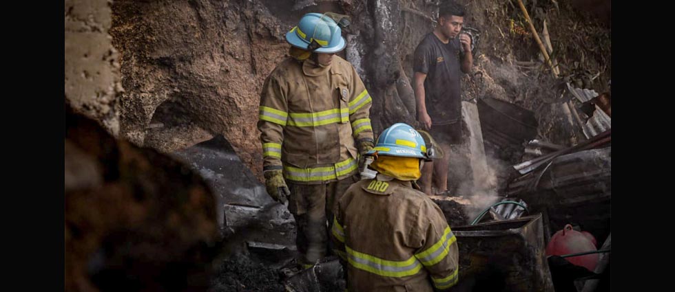 Incendio consume viviendas de lámina en comunidad de San Salvador