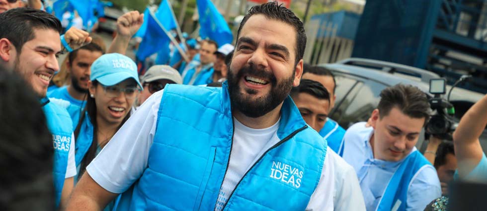 Presidente de NI acude a votar apoyado por decenas de salvadoreños